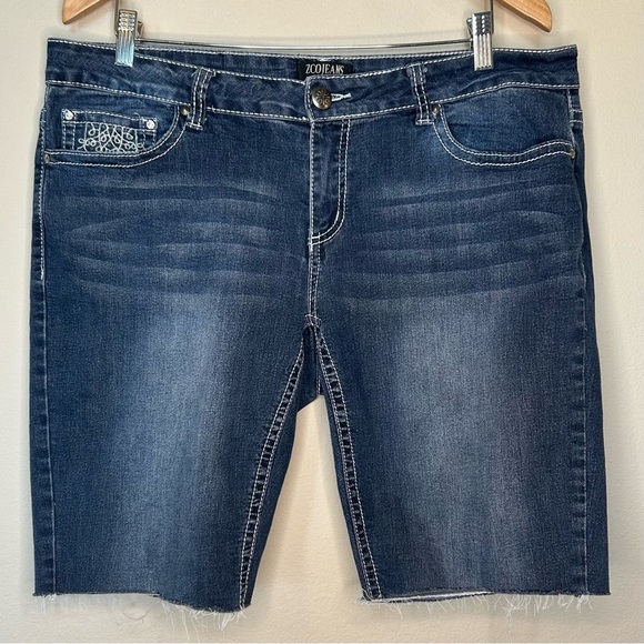 ZCOJeans Pants - ZCOJeans Denim Shorts Womens size 18W Blue Pocket Flap  38” Waist, 10.5” Inseam